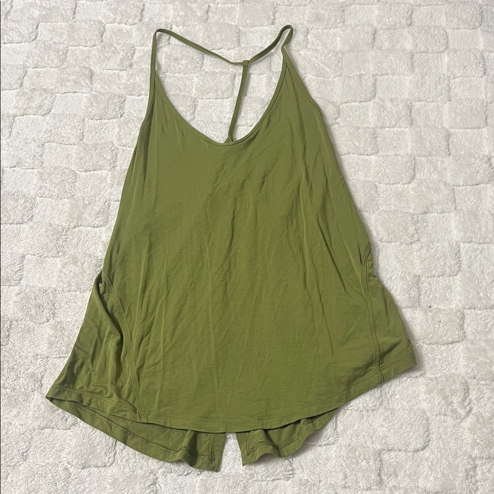 Lululemon yoga tank
Size 8
Can be tied in the back
Excellent condition, no flaws